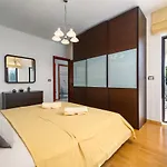 Apartment Premium Silvia With Pool Ferenci