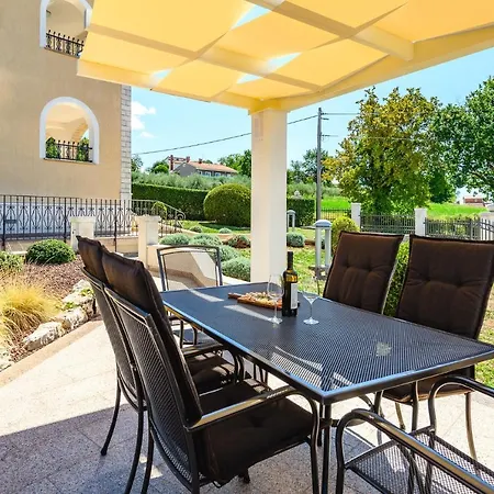 Appartement With Pool, Silvia Ii *